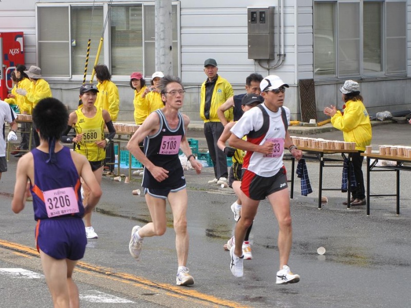 第３４回福井マラソン給水ボランティア活動に参加 女性部会 過去の活動 公益社団法人 福井法人会 女性部会